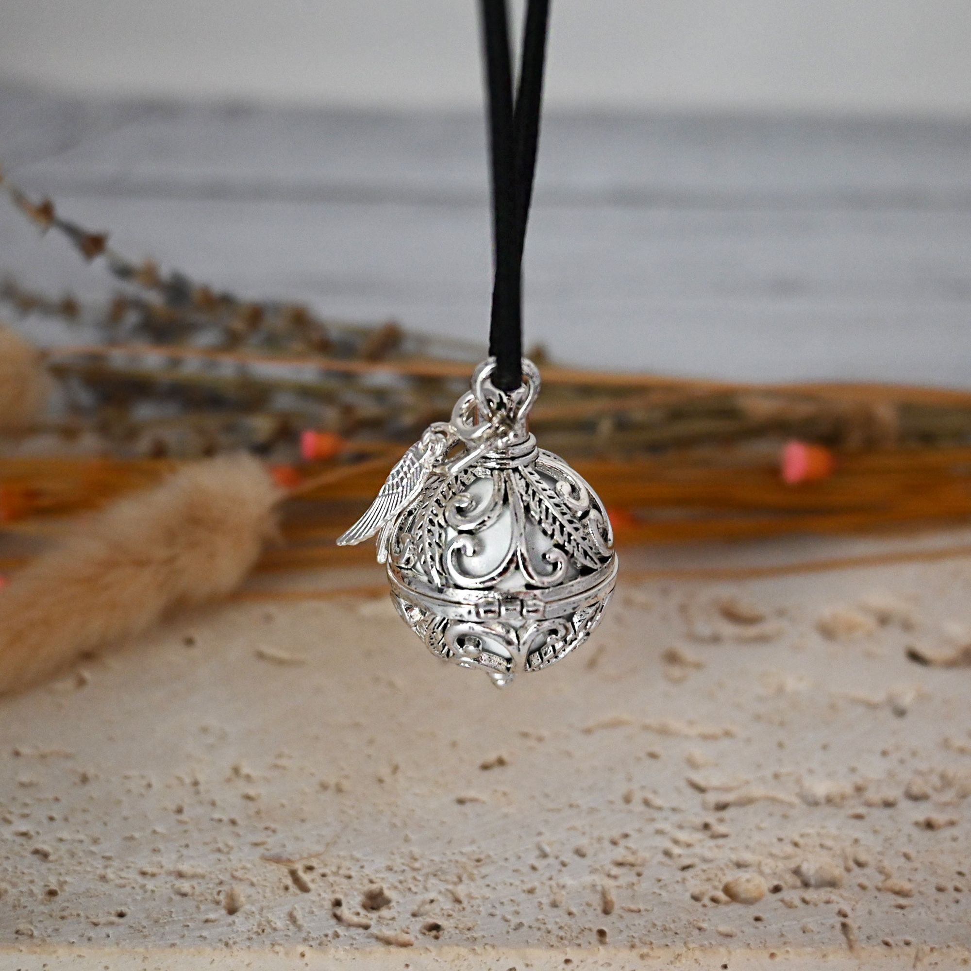 Bola de grossesse cage argent - LILY (Cage arabesque/bille blanche/Ailes d'ange) (réf NB3016)