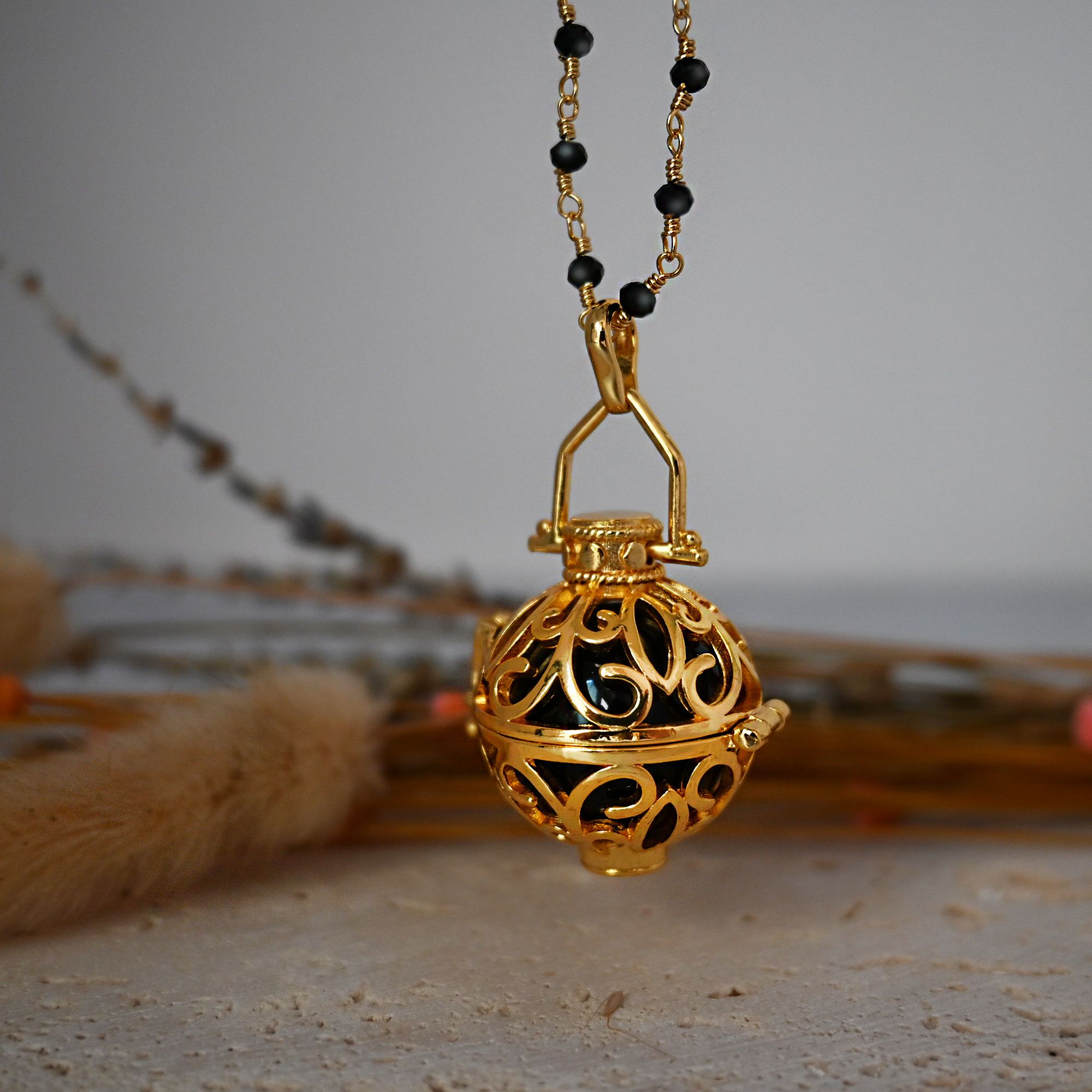 Bola de grossesse cage or - LIA (Chaine perlée noire/bille noire) (réf NB3022)