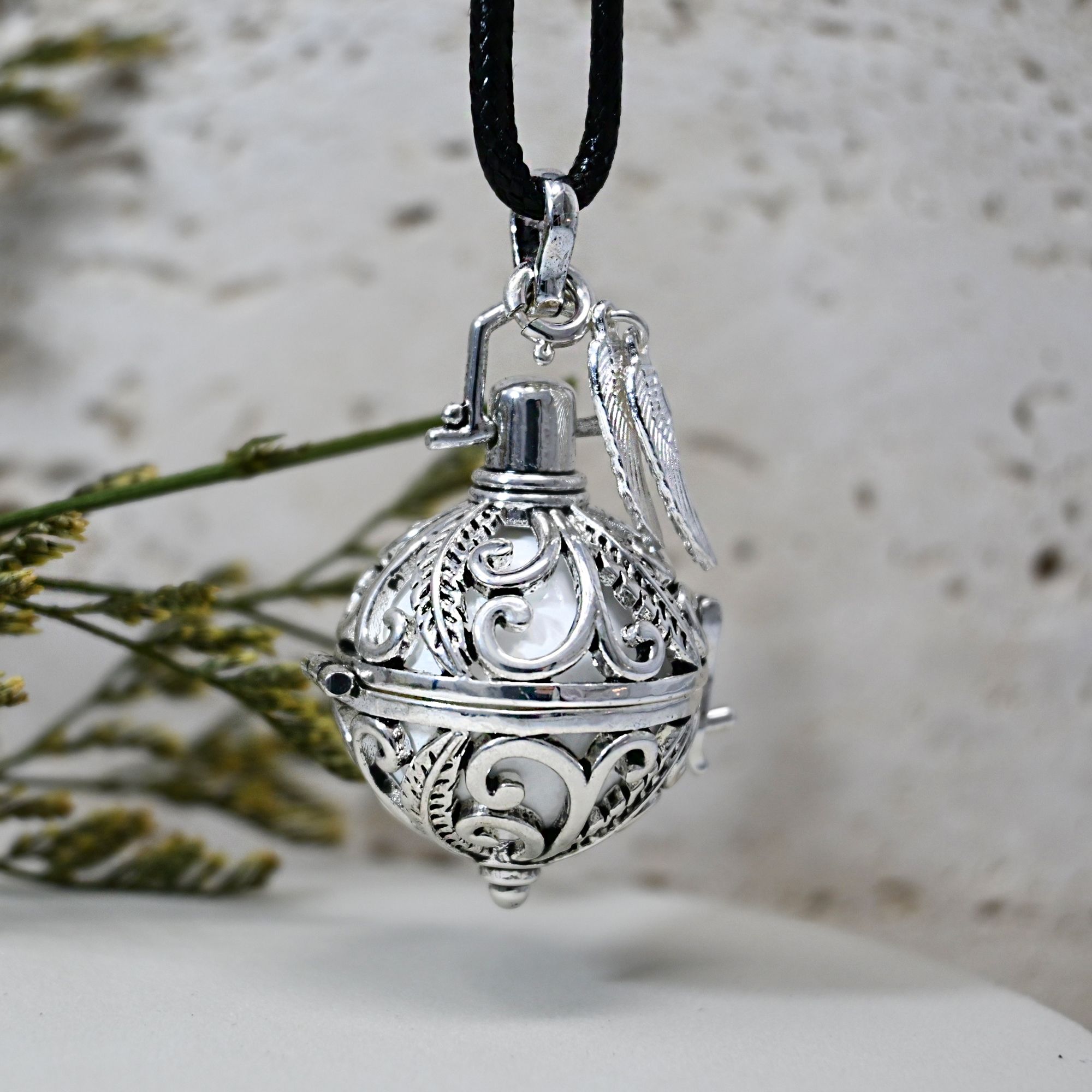 Bola de grossesse cage argent - LILY (Cage arabesque/bille blanche/Ailes d'ange) (réf NB3016)