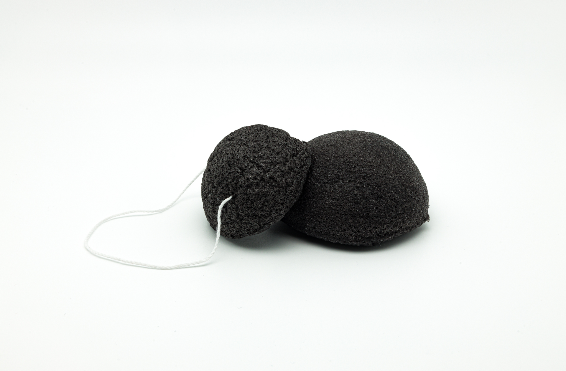 Konjac noir dans sac en coton GOTS